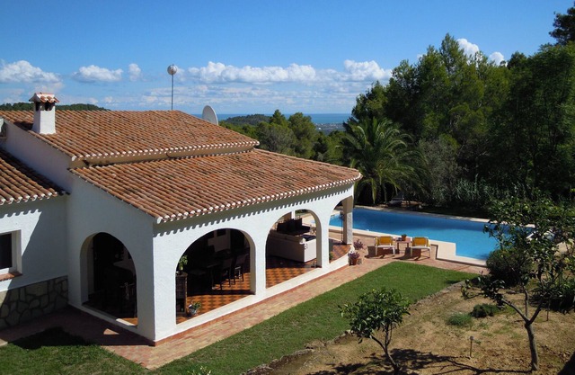 Renovated Villa, Modern Interior, Open Plan Design with Pool and Garden, and AC