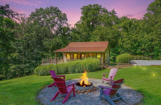Rent 2, Get 1 Free in January! Hocking Hills 2 BR cabin bordering State Forest!