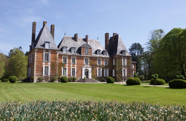 Rent a beautiful chateau with 28 beds, swimming pool and tennis