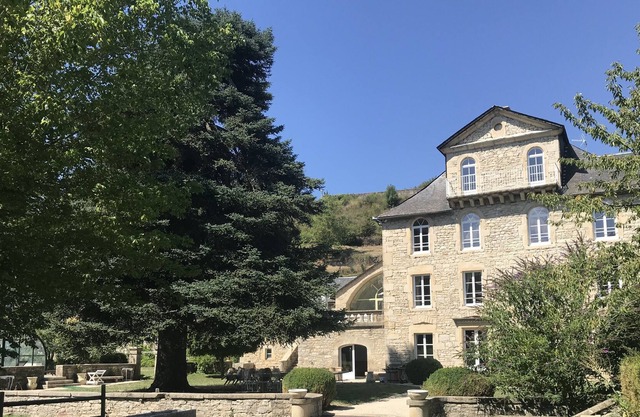 Rent charming residence in Aveyron. 20 beds.