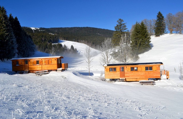Renting a comfortable wooden trailer at the farm on the Vercors