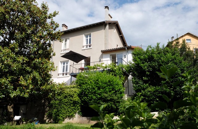 Rent house 4 bedrooms - sleeps 8 + view and swimming pool - 10mn from Lyon