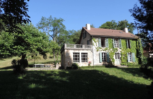Rent old family house Villeneuve d'Aveyron