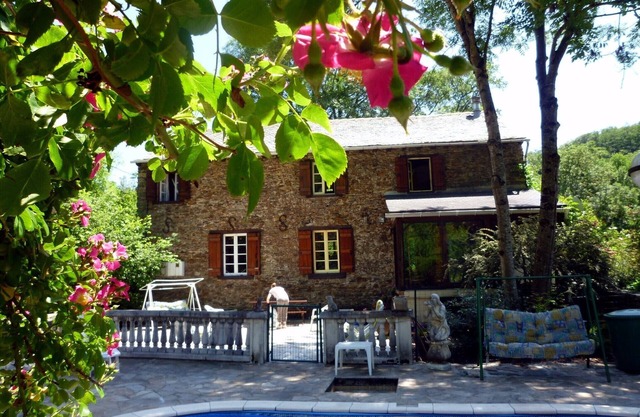 Rental of a mill in the countryside in a beautiful green setting