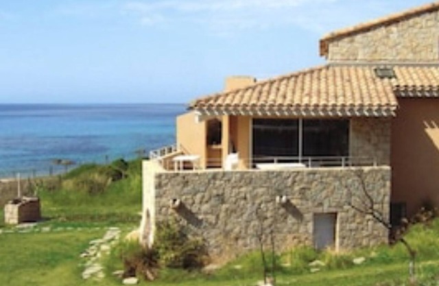 RESIDENCE FIORAVANTI 2 Apartments 2/4 pers. Garden level FEET IN THE WATER