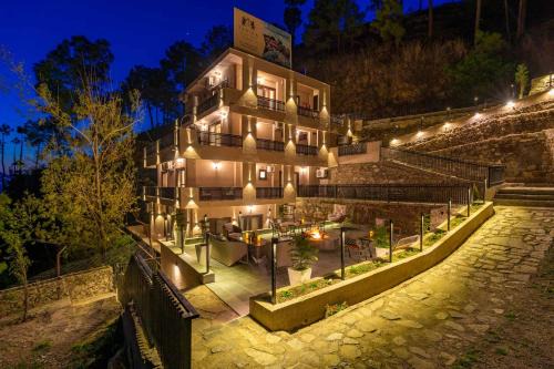 Residences By Tarika by VEO - Luxury 7BR villa in Chail with Bonfire and Hillview