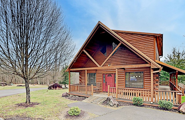 Resort cabin with private hot tub, pools, playground & trails - dog-friendly