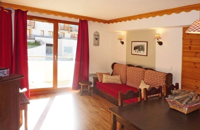 Resort center, 1st floor, fitness, swimming pool, sauna, balcony, tv, ski locker, 50m², Les Orres