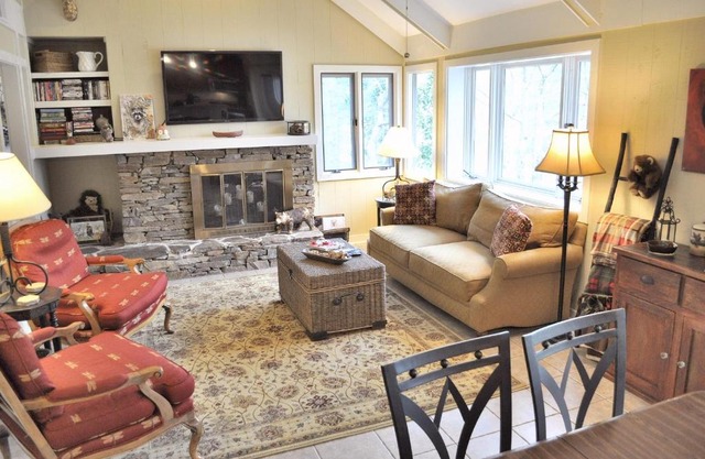 Resort Haven - Lake Views Fireside Sips Big Screen Roku TVs Community Golf