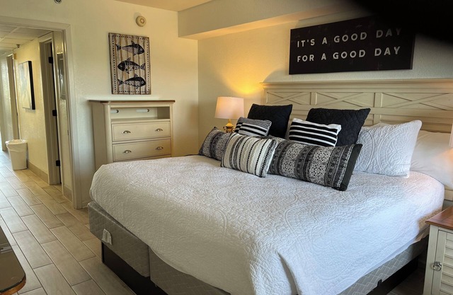 Resort Living: Ocean Front cozy condo!