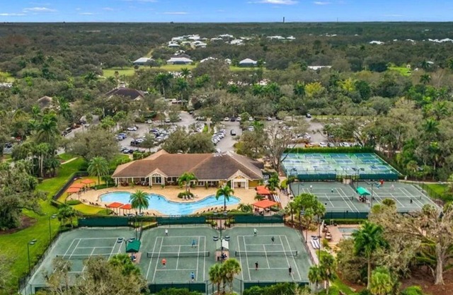 Resort Style 2-bedroom condo in Ft Myers - with Verandah Club Social Membership