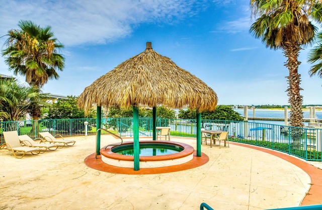 Resort-style apartment with ocean views, large balcony, pool, tennis, & gym