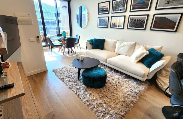 Resort-style Exec 1 Bed w study in Port Melbourne