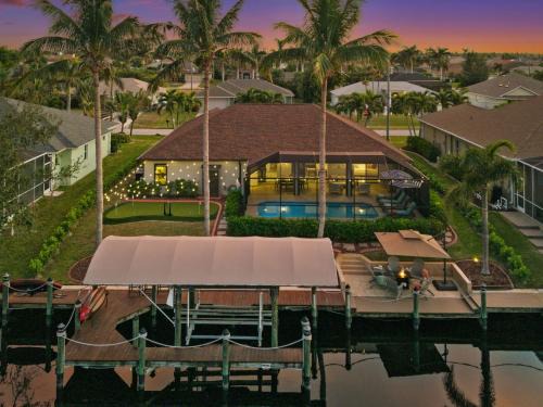 Resort Style House with Canal, Heated Pool, Games