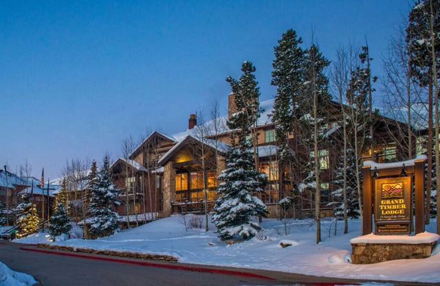 RESORT SUITE. Ski in/Ski out - 900ft to Snowflake Lift & FREE Shuttle