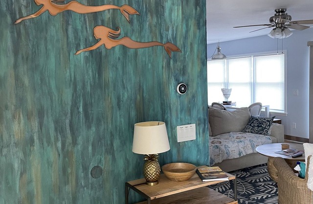 Restaurants, shopping, movie theater, beach + kayak launch in walking distance.