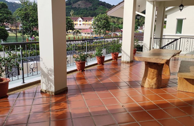 Retreat @Balik Pulau with private swimming pool and basketball court,up to 12pax