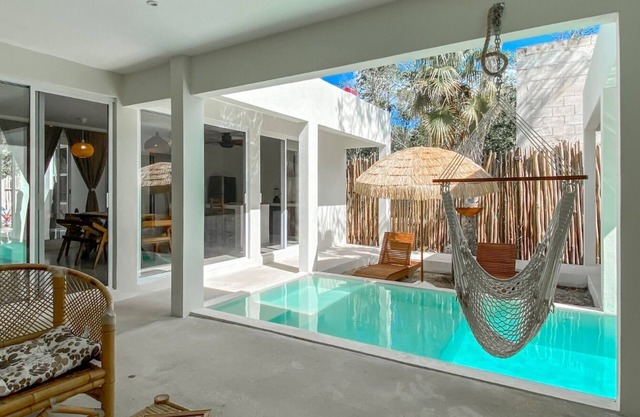 Retreat in the jungle in this beautiful Villa private pool-10 min to the beach!