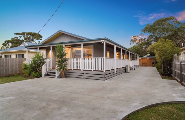 Retreat on Red Rocks, close to beaches, GP track and Penguins.