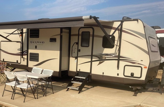 Reveille RV Resort Bryan 5mi to Downtown 10 to Kyle Field! GLAMPING, sleeps 6!