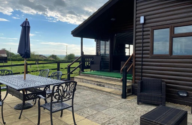 Rew Farm Country & Equestrian Accommodation - Sunrise Lodge