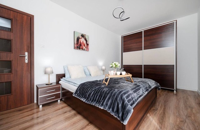 Rewolucji Apartment - 52m2, Parking, Balcony - by Rentujemy