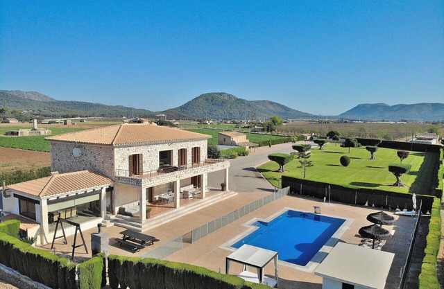 Rey del Campo 140 luxurious villa with private pool, air conditioning, garden and BBQ area