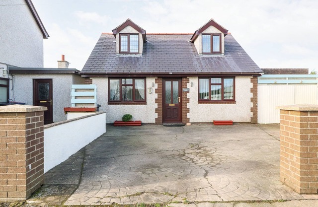 RHIANGWYN COTTAGE, pet friendly, with hot tub in Cemaes Bay