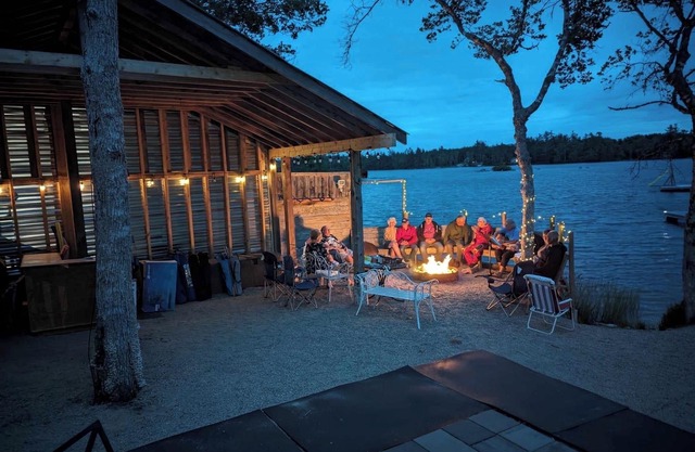 "Rhodiesrest/BEST Lake in NS/7kayaks/2 paddleB/Sleep10/wifi/New Beds/Firewood