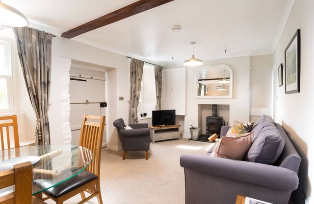 Rhubarb Cottage - Two Bedroom House, Sleeps 4