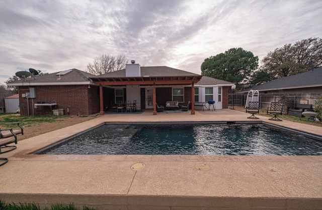 Right At Home-Midland's Most Marvelous with Pool
