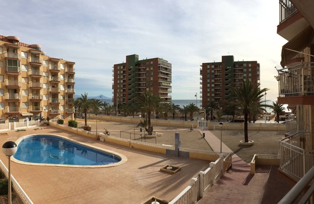 Right in front of the beach of Alicante, quiet and newly renovated apartment