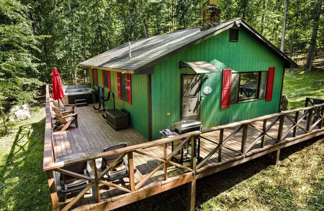 River Access Cabin w Hot Tub, FirePit & Kayaks!