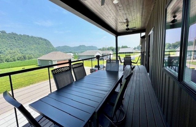 River Bluff Getaway– Upper 3BR/2BA Upper Level Unit with Gorgeous Deck Views