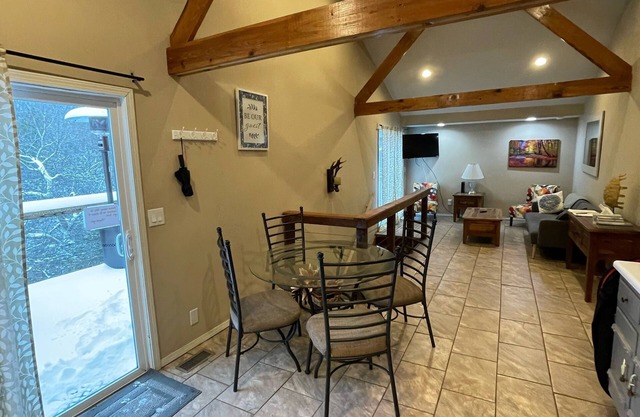 River cabin w access. close to town. 35 foot deck