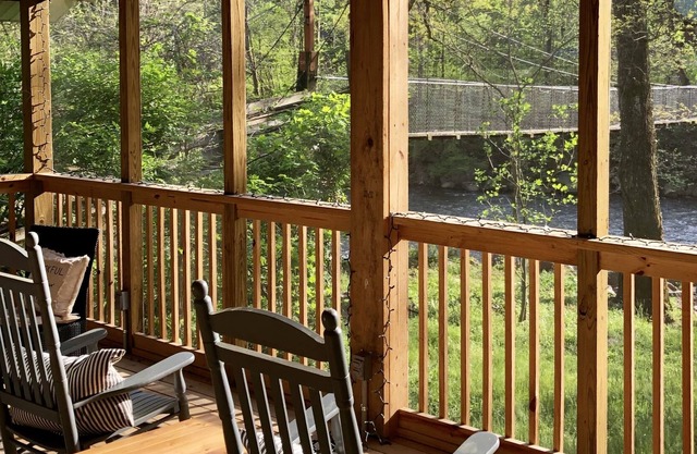 River Front: Cottage on Little River, screened back porch, fire pit by river