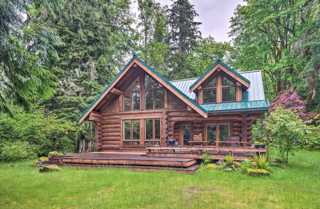 River frontage, luxurious Log Cabin near Steven's Pass Ski Resort on 1 acre.