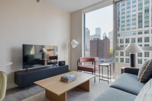 River North jr 1br w game room nr beach L CHI-971