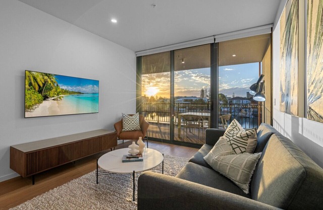River View Stunning Modern 2BR *Parking/Pool*