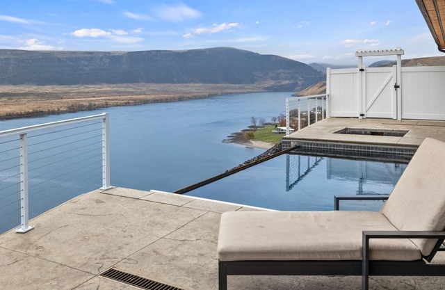River Views w/Infiniti pool/Htub. 180 degree views of the Columbia River.