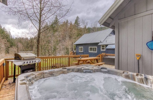 Riverbend Cabin Hot Tub, River Front Dog Friendly