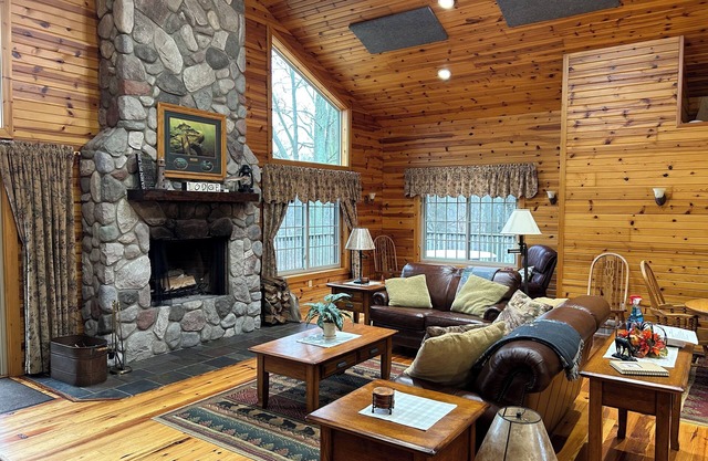 Riverbend Retreat Lodge with fireplace, hot tub, two pools & pickleball ct.