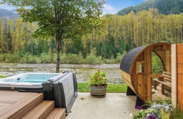 Riverfront A-Frame w/Hot Tub Near Stevens Pass Pet-Friendly Retreat