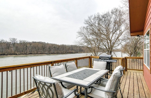 Riverfront Cabin Near Dtwn Pella w/Game Room!