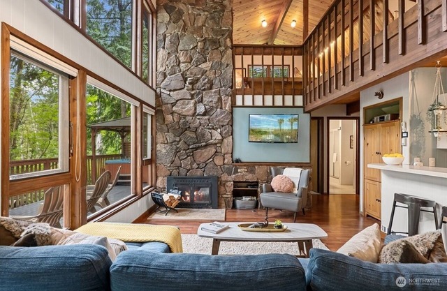 Riverfront Cabin w Hot Tub, Pool Table, Gig Internet, Generator - Pet Friendly