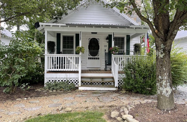 Riverfront Cottage/Fish Camp Getaway