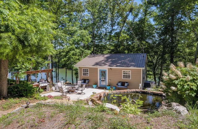 Riverfront Cottage Near Rock Island State Park
