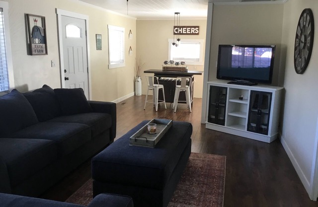 Riverfront Cozy, Cute Rental