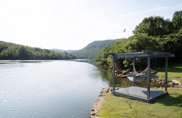 Riverfront home sitting in the heart of the Tennessee River Gorge 4 bdrm/4 bath