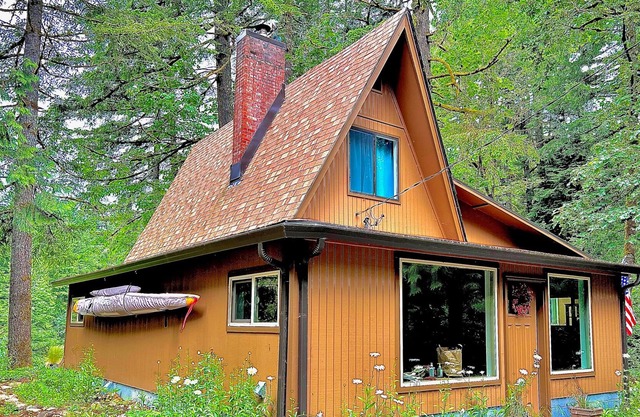 Riverfront house with hot tub, woodstove, beautiful views, patio, firepit & W/D